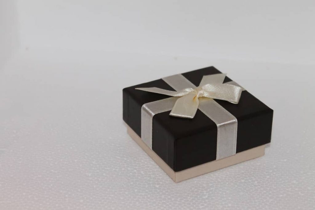 Aprovechar cajas de cartón pequeñas para regalo