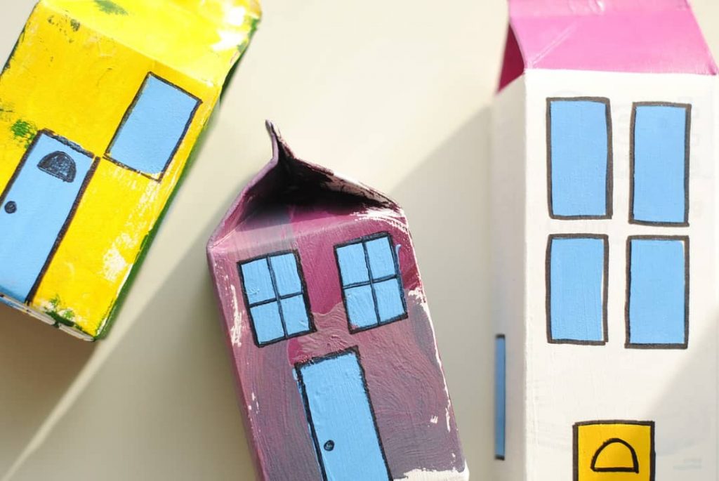 Casas y muebles de cartón para muñecas