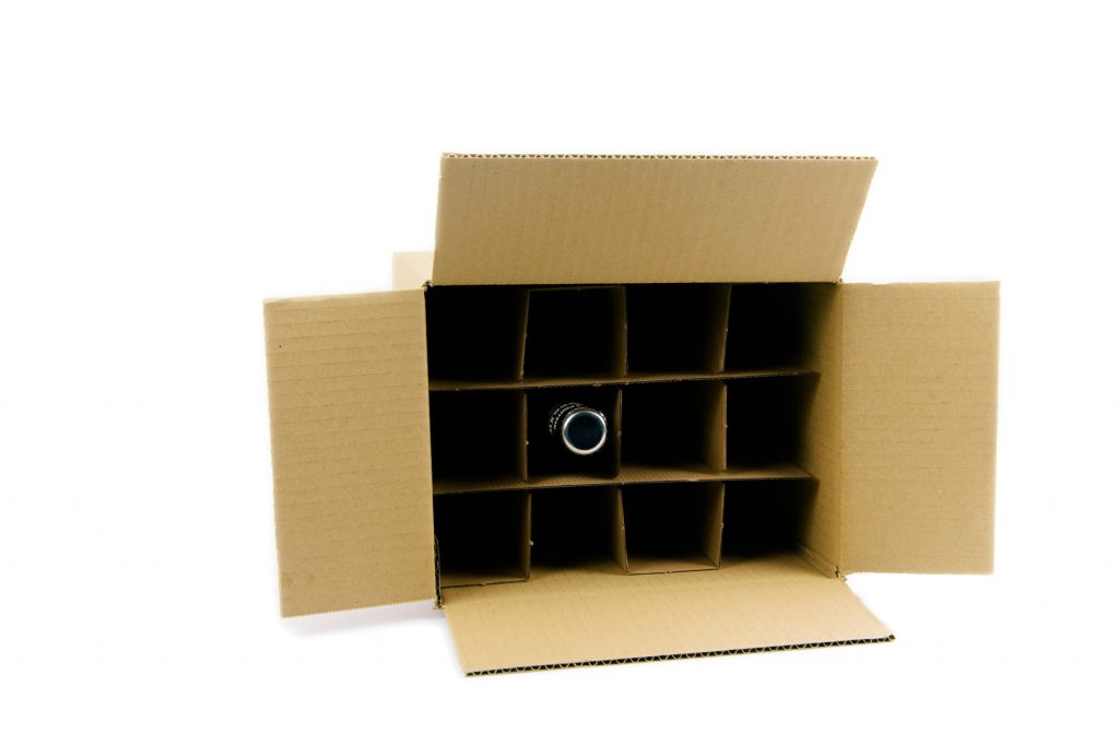 Caja de cartón, cuatro solapas, con separador, para cristal y proteccion. Cartonajes Malagueños