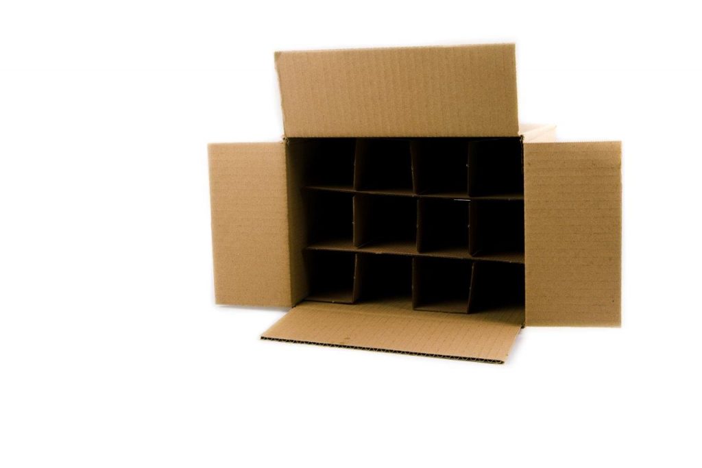 Caja de cuatro solapas con protector separador interior. Cartonajes malagueños